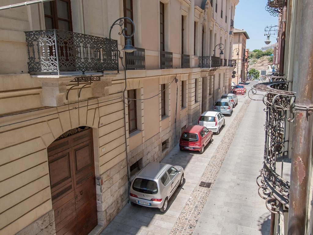 Residenze Al Castello Hotel Каляри Екстериор снимка
